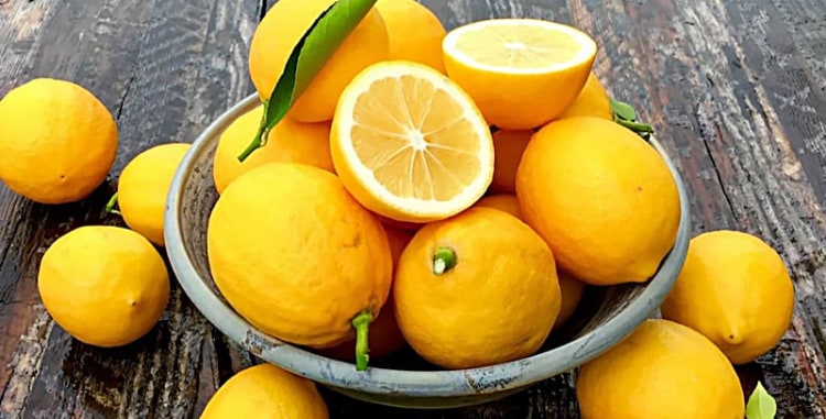 Lemon Juice & Water Daily Detox